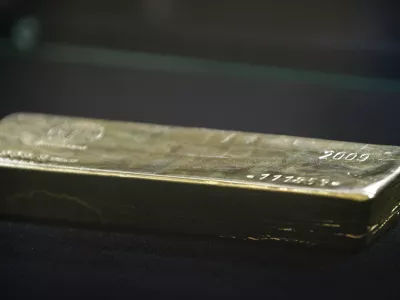 Sredi avgusta je dnevna cena zlata prvič presegla psiholo&scaron;ko mejo 2500 dolarjev za unčo. Foto: Matej Pov&scaron;e&nbsp;