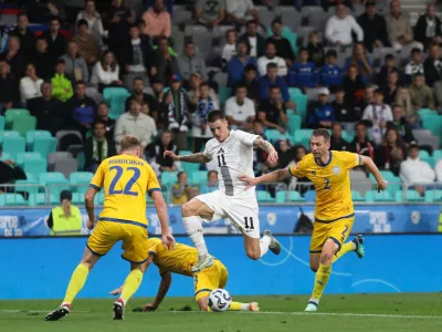 Ljubljenec slovenskih navijačev Benjamin &Scaron;e&scaron;ko (v beli majici) je bil nere&scaron;ljiva uganka za Kazahstance, saj jim je zabil tri gole. Foto: Bojan Velikonja