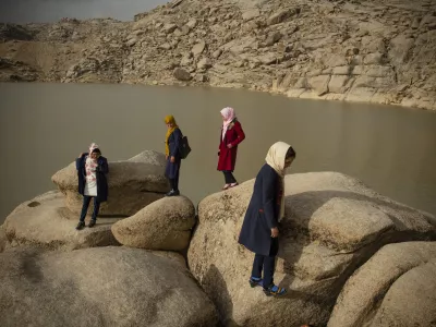 Skupina dijakinj je vsak dan dve uri pe&scaron;ačila po dolini Fouladi do svoje &scaron;ole. Talibani so do nadaljnjega zaprli vse dekli&scaron;ke srednje &scaron;ole. Razstava je del festivala Kranj Foto Fest. Foto: Kiana Hayeri