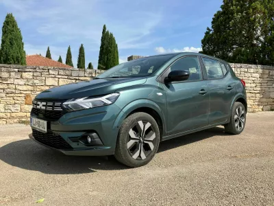 Dacia sandero je namenjen nezahtevnim kupcem. Aktivnega tempomata na primer ni niti na seznamu doplačil. Foto: Matej &Scaron;takul