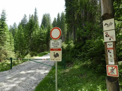 Zapornica na Pokljuki in table opozarjajo, da smo pri&scaron;li na mirno območje. Ker je na Mesnovcu največja koncentracija divjih petelinov na Pokljuki, je gibanje za obiskovalce prepovedano. V projektu VrH Julijcev je bilo postavljenih 25 zapornic. / Foto: Tomaž Mihelič