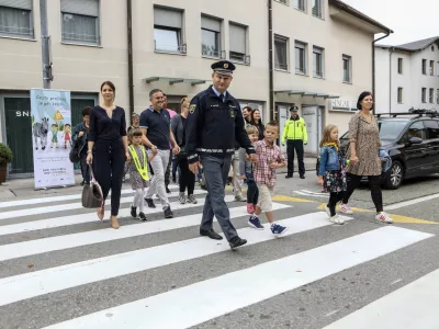 varna pot v &scaron;olo - prometna varnost- 01.09.2022 - Prvi &scaron;olski dan v novem &scaron;olskem letu 2022/23 &ndash; novo &scaron;olsko leto za 194.562 osnovno&scaron;olcev, med njimi 20.797 prvo&scaron;olcev in okrog 79.000 dijakov &ndash; prvo&scaron;olci - osnovno&scaron;olci - &scaron;olstvo  //FOTO: Luka Cjuha