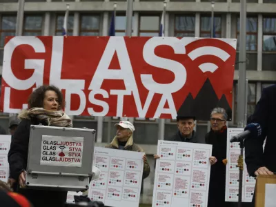 - 14.02.2022 &ndash; Inciativa Glas ljudstva - novinarska konferenca ob prevzemu odzivov na zahteve iniciative Glas ljudstva, posredovanih 19. januarja političnim strankam, ki bodo kandidirale na prihajajočih državnozborskih volitvah; . //FOTO: Luka Cjuha