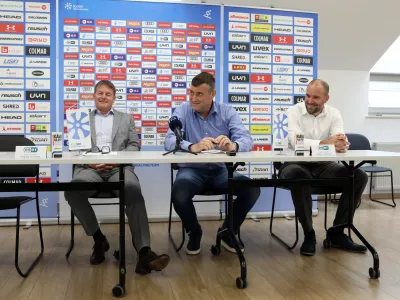 Vodja panoge za alpsko smučanje pri Smučarski zvezi Slovenije Matjaž &Scaron;arabon, predsednik zbora in odbora panoge Janez Bijol in direktor SZS Uro&scaron; Zupan pred začetkom tekmovalne sezone 2024/25 nimajo razloga za nasme&scaron;ek. Foto: Bojan Velikonja