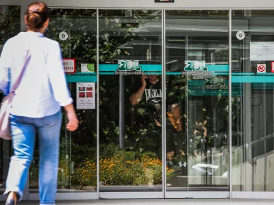 Ambulante za neopredeljene v Zdravstvenem domu Ljubljana (na fotografiji je njihova enota v centru mesta) so v zadnjem času pogosto zasedene in ne sprejemajo dodatnih vpisov. Kako bodo delovale prihodnje ambulante za bolj&scaron;o dostopnost, &scaron;e ni znano. Foto: Bojan Velikonja