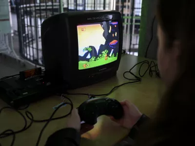 Igranje retro iger je kot bi stopil v časovni stroj nazaj v otro&scaron;tvo in mladost. Foto: Nik Erik Neubauer