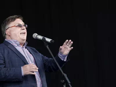 Halid Be&scaron;lić, bosanski pevec narodno-zabavne glasbe,- 14.9.2013 - postavili temeljni kamen za Islamski verski in kulturni center v Ljubljani, Kurilni&scaron;ka ulica 18//FOTO: Luka Cjuha