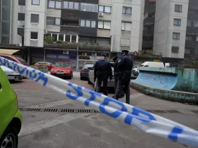 Zlatarstvo Papler - Anton Papler, Vodnikova cesta 8, - Rop z umorom v zlatarni Papler na Vodnikovi cesti v &Scaron;i&scaron;ki - zamaskirana mo&scaron;ka sta oropala hkrati pa 59-letnega lastnika zlatarne, tako hudo po&scaron;kodovala, da je za posledicami po&scaron;kodb umrl. rop - umor //FOTO: Tomaž Zajel&scaron;nik