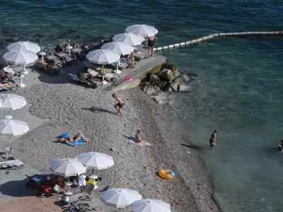 - Portorož - plaža - kopalci - Piranski zaliv  - 10.07.2017 &ndash; Poletje - reportaža na slovenski obali - poletno dopustovanje - turizem - obala  //FOTO: Jaka Gasar