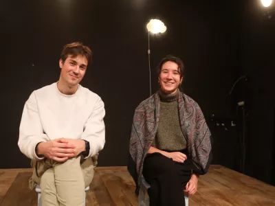 09.10.2024. - režiser Žiga Hren in dramaturginja Iva &Scaron;. Slosar pred premiero predstave Balada o trobenti in oblaku v Mini teatru. Foto: Bojan Velikonja