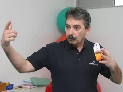 fizioterapevt Khalid Nasif - Olimpijski prvak v metu kladiva si je na zadnjem treningu na enomesečnih pripravah v Južnoafri&scaron;ki republiki natrgal biceps na levem stegnu in ga predvidoma čaka mesec dni okrevanja. &raquo; terapije so pod nadzorom Khalid Nasifa in ob pomoči dr. Rasta Stoka. /FOTO: Luka CjuhaOPOMBA: ZA OBJAVO V ČASOPISU DNEVNIK