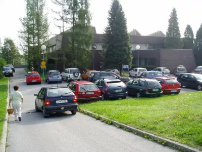 parkiri&scaron;ča pred zdravstvenim domom litija