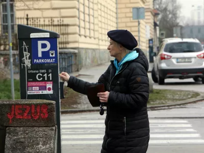 - 28.02.2024- simbolična fotografija: parkomat - parkirni avtomat &ndash; parkiranje v Ljubljani, Storitev Urbana SMS Parking, grafit JEZUS//FOTO: Tomaž Skale