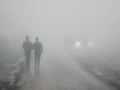 V razmerah slab&scaron;e vidljivosti moramo kot pe&scaron;ci vselej poskrbeti za to, da smo dovolj vidni. / Foto: Istock