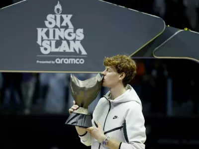 Teni&scaron;ki igralec Jannik Sinner je postal zmagovalec turnirja &scaron;estih kraljev v Rijadu in domov odhaja bogatej&scaron;i za &scaron;est milijonov ameri&scaron;kih dolarjev. Foto: Reuters