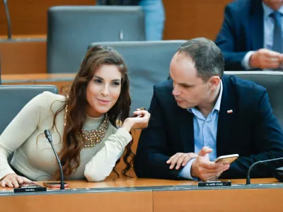 poslanca SDS Eva irgl in Anže Logar&nbsp;13.10.2023 &ndash; Državni zbor &ndash; 49.&nbsp;&nbsp;izredna seja DZ - odločali o predlogu kandidatke za novo ministrico za zdravje Valentine Prevolnik Rupel ter o predlogu za razre&scaron;itev ministrice za kmetijstvo, gozdarstvo in prehrano Irene &Scaron;inko;&nbsp;//FOTO: NIK ERIK NEUBAUER