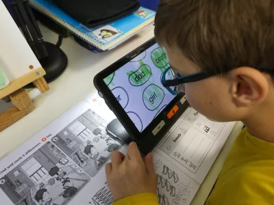 Danes imamo nova in zanesljivej&scaron;a diagnostična sredstva ter veliko več znanja o specifičnih učnih težavah. To pomeni, da lahko učni primanjkljaj zaznamo prej in uspe&scaron;neje, kar morebiti tudi vpliva na povečanje &scaron;tevila odločb. Fotografija je simbolična.
Foto: Luka Cjuha&nbsp;