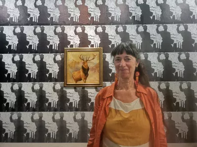 &raquo;Seveda imajo koncerti Laibacha močno vizualno komponento, a dejstvo, da je bila vizualna umetnost zanje temeljna, formativna, se je nekako zabrisalo,&laquo; ugotavlja umetnostna zgodovinarka Barbara Borčić, urednica knjige Ausstellung! Laibach Kunst &ndash; Fundamenti. Foto: Jane &Scaron;travs