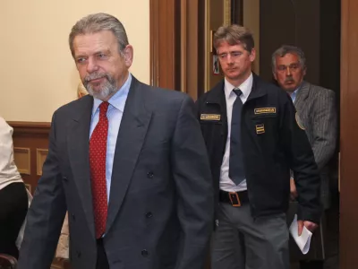 &scaron;estin&scaron;estdesetletni Jožef Kovač, obsojen na 30 let zapora, je za re&scaron;etkami od 22. marca 2000- novo sojenje za umor podjetnikov Du&scaron;ana Mavriča in Milana Tilija ter ugrabitev Du&scaron;ana Gačnika - 66-letnemu Jožefu Kovaču, pet let mlaj&scaron;emu Zvonimirju Vojsku in 45-letnemu Marku Kosu, vpletenim v ene najbolj grozljivih zločinov v Sloveniji zadnjih dvajsetih let - //FOTO: Luka Cjuha