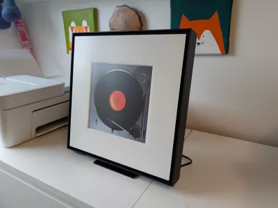 Samsungov okvir za slike music frame v živo izpade dokaj velik in je primernej&scaron;i za prostorne sobe.