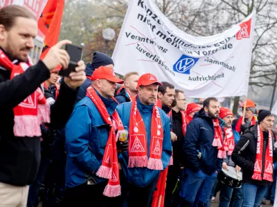 06 November 2024, Lower Saxony, Osnabr&uuml;ck: Employees from Volkswagen and other companies in the Osnabrueck region take part in a rally in front of the trade union building in the city center. The warning strikes in the metal and electrical industry continue. IG Metall wants to increase the pressure in the current wage dispute. Photo: Hauke-Christian Dittrich/dpa