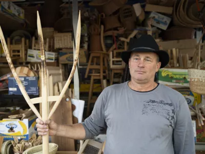 Marjan Pajnič iz vasi Zapotok pri Ribnici suho robo na osrednji ljubljanski tržnici prodaja že od sredine osemdesetih let prej&scaron;njega stoletja. Foto: Nik Erik Neubauer