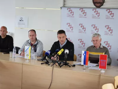 Nezadovoljni predstavniki sindikatov državne uprave kolektivne pogodbe ne nameravajo parafirati, če z vlado ne bodo dosegli ustreznega kompromisa.&nbsp;Foto: Veronika Rupnik Ženko