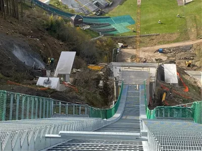 Pogled z vrha prenovljenega zaleti&scaron;ča velike skakalnice v Predazzu Foto: Sandro Pertile