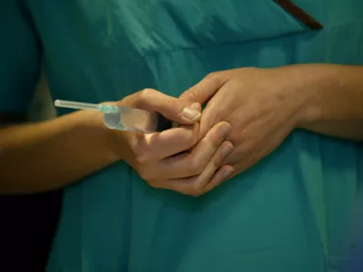 - injekcija - - 23.03.2015 - Ortopedska klinika UKC v Ljubljani - Oddelek za artroskopijo in po&scaron;kodbe pri &scaron;portu - operacija nožnega palca (haluks valgus), - operacijska dvorana - - kirur&scaron;ki operativni poseg - zdravstvo //FOTO: Tomaž Skale