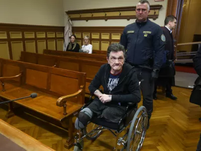 Ludvik Knez je invalid brez nog in dlani desne roke. Po navedbah tožilstva je med vztrajnim napadom na o&scaron;kodovanega Vojka B. z vozička celo padel.
Foto: Luka Cjuha&nbsp;