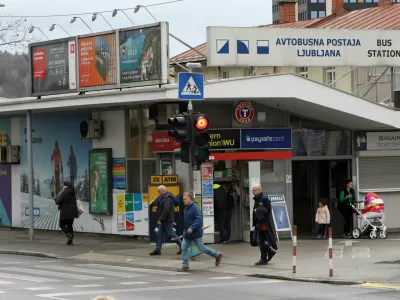 Slovenske železnice so že lansko leto družbi Avtobusna postaja Ljubljana odpovedale pogodbo za najem zemlji&scaron;ča, na katerem trenutno stoji avtobusna postaja. Foto:&nbsp;Tomaž Skale&nbsp;