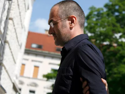 predstojnik budistične skupnosti v Sloveniji Shenpen Rinpoche pred sodi&scaron;čem- policisti pripeljali ljubljanskega &raquo;budističnega vodjo&laquo;, 43-letnega Ljubljančana Shenpena Rinpocheja oziroma Ronana Chatelliera - ovadili so ga zaradi domnevnega spolnega napada na osebo, mlaj&scaron;o od 15 let//FOTO: Bojan Velikonja