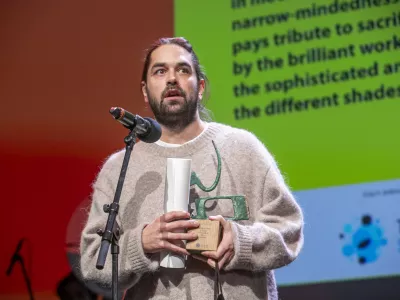 Dobitnik vodomca je B&aacute;lint Szimler, režiser filma Črna pika23.11.2024 - LIFFe, 35. Ljubljanski mednarodni filmski festivalFOTO: LUKA CJUHA