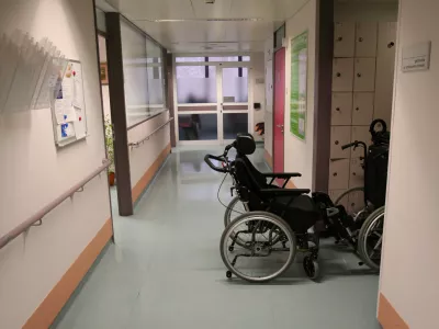 simbolična fotografija - zdravstvo - invalidski voziček - invalidi- 22.01.2016 - Nevrolo&scaron;ka klinike UKC Ljubljana - Klinični oddelek za bolezni živčevja - //FOTO: Tomaž Skale