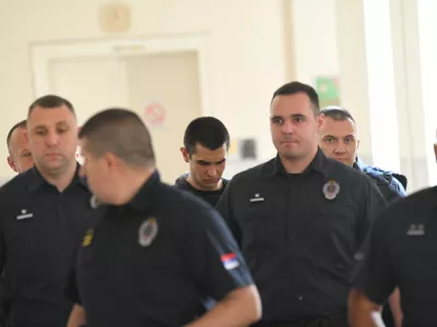 Uro&scaron; Blažić (v sredini v ozadju) je bil ob prihodu na sodi&scaron;če obdan s pravosodnimi policisti. F Pixell