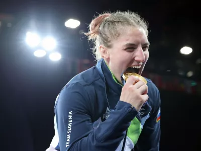 Andreja Le&scaron;ki je letos v Parizu postala tretja slovenska zlata olimpijka v judu. Uspehi v trofejni &scaron;portni panogi pa ne prina&scaron;ajo miru, temveč prepire, v katere se je z vnovično angažiranostjo vme&scaron;al dolgoletni predsednik slovenskega juda in osem let prvi mož slovenskega &scaron;porta Bogdan Gabrovec. Foto: Reuters