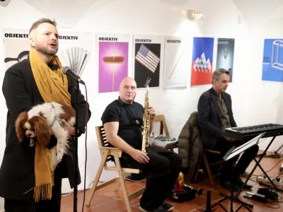 Včeraj so v Galeriji Pre&scaron;ernovih nagrajencev v Kranju odprli razstavo Tomata Ko&scaron;irja Vizualni komentar. F Jaka Gasar