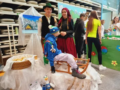 Oblečena v rate&scaron;ki narodni no&scaron;i sta deveto&scaron;olca O&Scaron; Josipa Vandota Kranjska Gora Alja Kosić in Lenart Cuznar na stojnici predstavljala projekt &Scaron;portajmo z Vito.