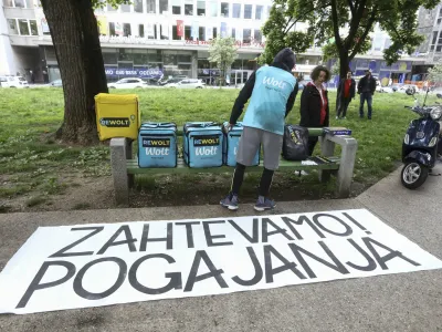 - 12.05.2023 - opozorilna stavka dostavljavk in dostavljavcev Wolta in Glova v Ljubljani - sindikat Mladi plus &ndash; protest &ndash; protestni shod  //FOTO: Luka Cjuha
