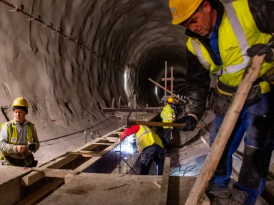 Proga drugega tira v predorih bo togi, betonski podlagi, da se vibracije ob prehodu vlaka ne bi prena&scaron;ale do hi&scaron; nad predori, zatrjujejo na 2TDK.