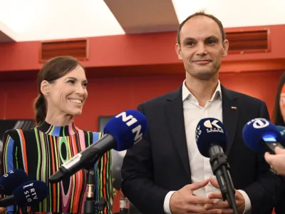 poslanka SDS Eva Irgl in dr. Anže Logar, kandidat za predsednika republike<br><br> <br><br><br><br>- Volilni &scaron;tab predsedni&scaron;kega kandidata Anžeta Logarja<br><br><br> <br><br>- 13.11.2022 &ndash; Predsedni&scaron;ke volitve 2022 &ndash; 2. krog - sedme volitve za petega predsednika republike v samostojni Sloveniji &ndash; volilci v drugem krogu odločali med kandidatoma Anžetom Logarjem in Nata&scaron;o Pirc Musar,<br><br> <br><br>//FOTO: Nik Erik Neubauer