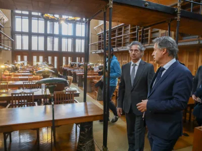 predsednik vlade Robert Golob, ravnatelj NUK Viljem Leban- 29.11.2022 &ndash; Narodna in univerzitetna knjižnica (NUK) &ndash; ogled prostorov predsednika vlade Roberta Goloba in novinarska konferenca o načrtih vlade glede gradnje NUK 2&nbsp;//FOTO: Luka Cjuha