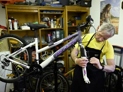 Franci Tr&scaron;inar je mojster, ki kolesom vdihne novo življenje. &nbsp;