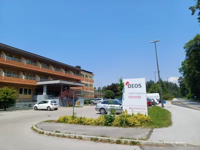 Večje parkirne izzive med delavniki opažajo tudi pred centrom starej&scaron;ih v Zbiljah.