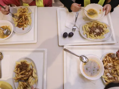 - 29.09.2022 &ndash; Osnovna &scaron;ola Danile Kumar, Gogalova ulica 15 v Ljubljani, &scaron;olska prehrana - kuhinja - priprava kosil za osnovno&scaron;olce //FOTO: Jaka Gasar