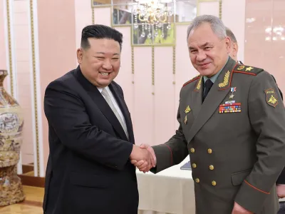 HANDOUT - 26 July 2023, North Korea, Pyongyang: A photo released by the North Korean state news agency (KCNA) on 27 July 2023 shows North Korean leader Kim Jong-un (L) meeting with Russian Defence Minister Sergey Shoigu at the headquarters of the Central Committee of the Workers' Party in Pyongyang. Photo: -/KCNA/KNS/dpa - ACHTUNG: Nur zur redaktionellen Verwendung und nur mit vollst&auml;ndiger Nennung des vorstehenden Credits