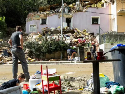 - v plazup odrta družinska hi&scaron;a.<br><br>- Stahovica - odpravljanje posledic poplav &ndash; sanacija &scaron;kode -<br> <br> <br>- 08.08.2023 &ndash; najhuj&scaron;a naravna ujma v zgodovini Slovenije - prizadeti dve tretjini države - ujma - poplave &ndash; zemeljski plazovi &ndash;<br> <br>//FOTO: Bojan Velikonja