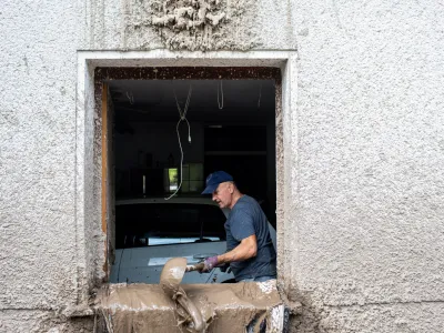 - 30000 kubičnih metrov kamenja zasulo hi&scaron;o.- Žaga v dolini Črne pri Kamniku - odpravljanje posledic poplav &ndash; sanacija &scaron;kode -  - 08.08.2023 &ndash; najhuj&scaron;a naravna ujma v zgodovini Slovenije - prizadeti dve tretjini države - ujma - poplave &ndash; zemeljski plazovi &ndash; //FOTO: Bojan Velikonja