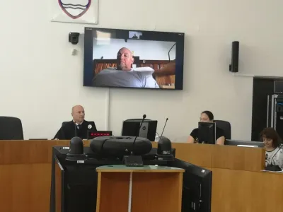 Mirko Tu&scaron; na zasli&scaron;anju v sodni dvorani pred videa