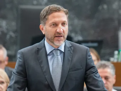 Minister za finance Klemen Bo&scaron;tjančič vztraja, da lahko povprečnino s trenutno določenih 700 evrov dvignejo na največ 750 evrov.